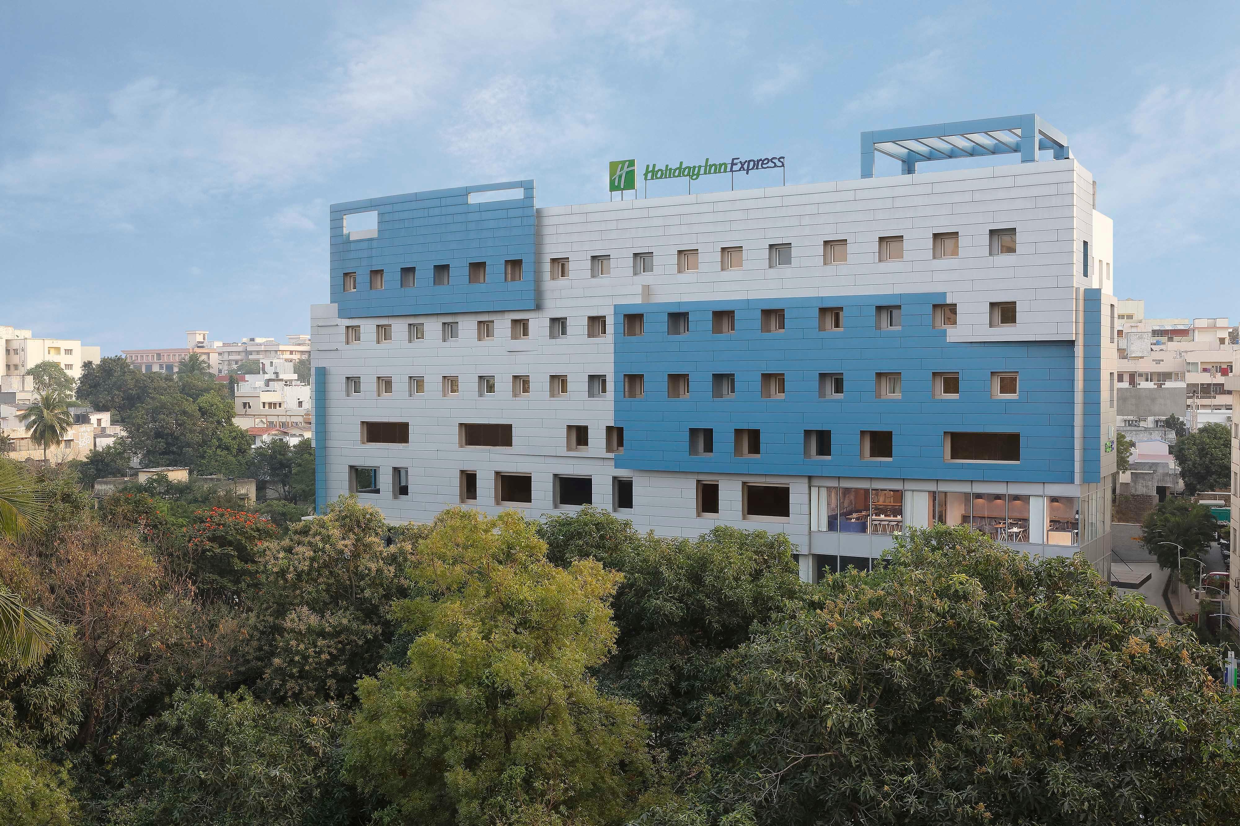 Holiday Inn Express Hyderabad Banjara Hills By Ihg Exterior photo